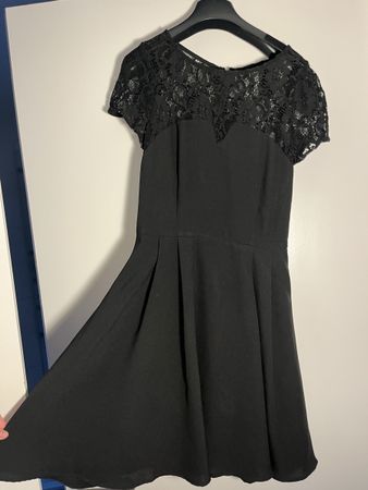 Schwarzes Spitzenkleid