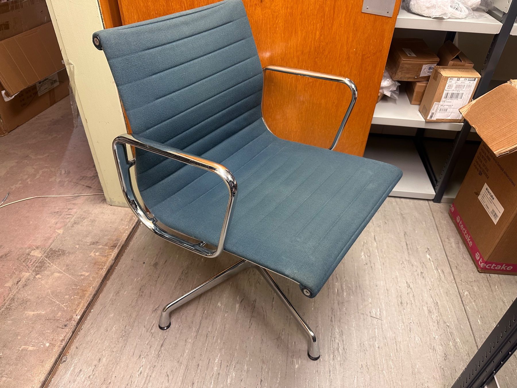 Eames Sedie: Orginal Charles Eames EA-108 Stuhl mit verchromtem Gestell – Usato da Necker venduto da liq24