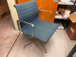 Orginal Charles Eames EA-108 Stuhl mit verchromtem Gestell