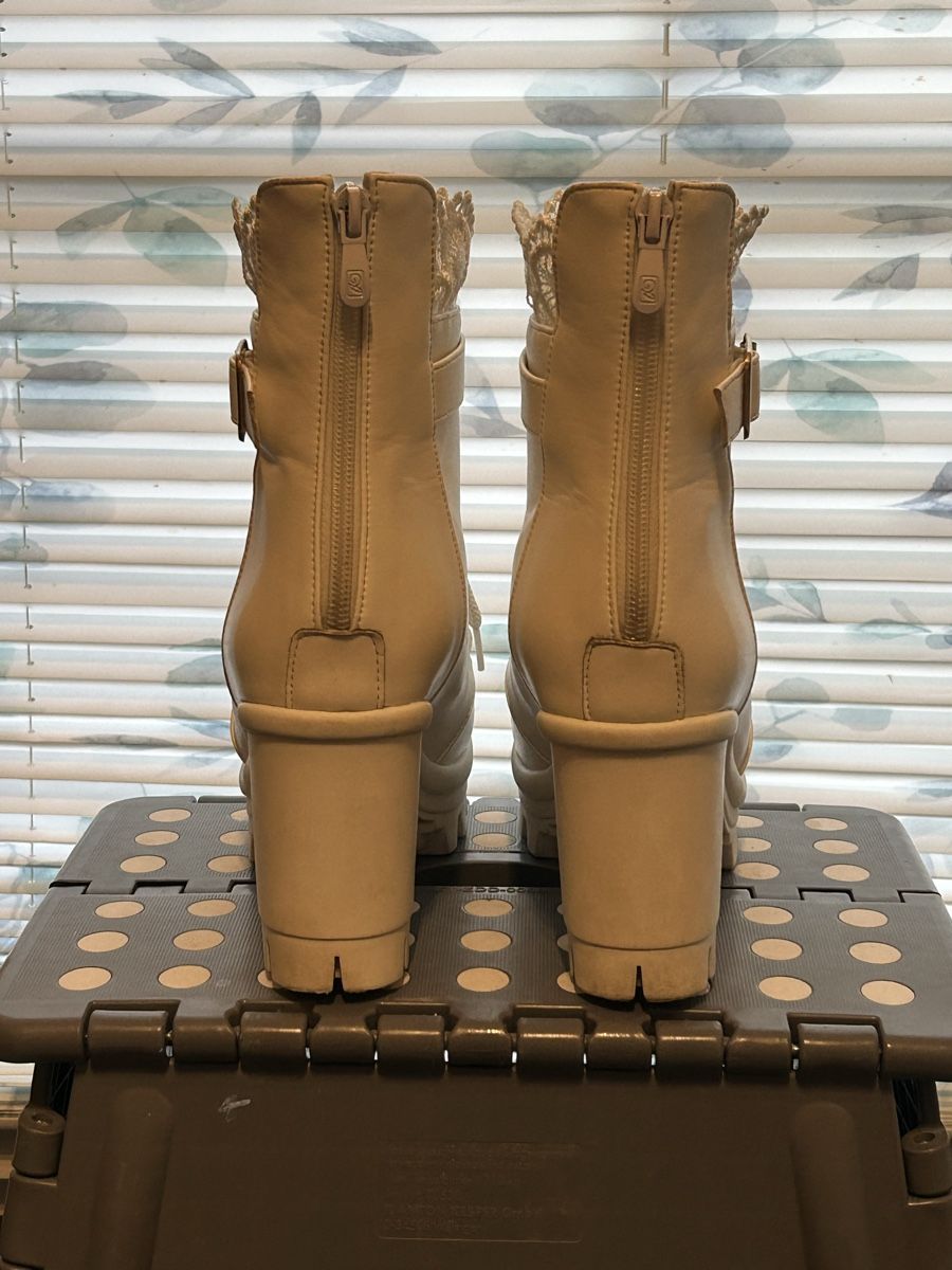 Scarpe da donna: Weisse Stiefeletten mit Absatz, Grösse 38 – Usato da Zürich venduto da Zaklina 2