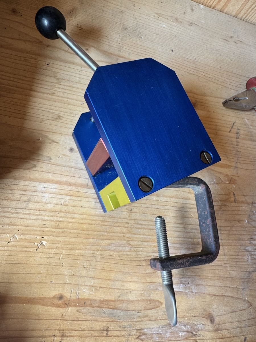 Swiss Tous les outils: Bench Vise Tool with Colored Inserts Used Condition – D'occasion à Seuzach par Wolf936 1