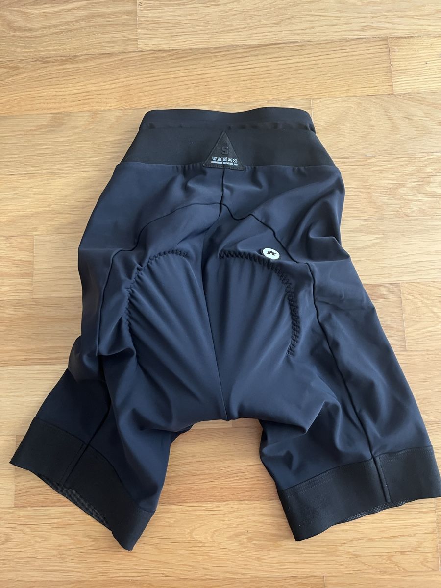 Assos Pantaloni: Velohose Assos schwarz Grösse S – Usato da Frauenfeld venduto da heyLani 2