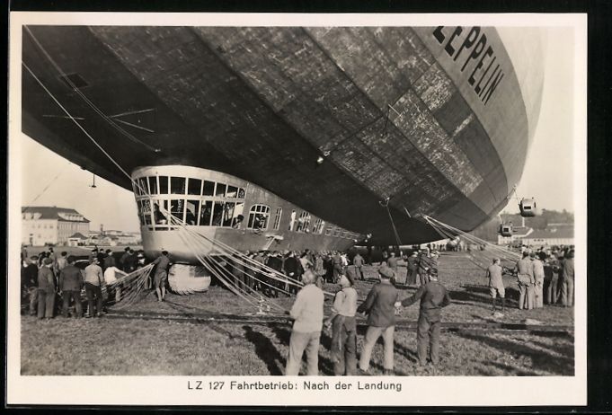 Fotografie & Manifesti: Fotografie Zeppelin LZ 127 wird am Boden – Usato da Berlin venduto da bartko-reher