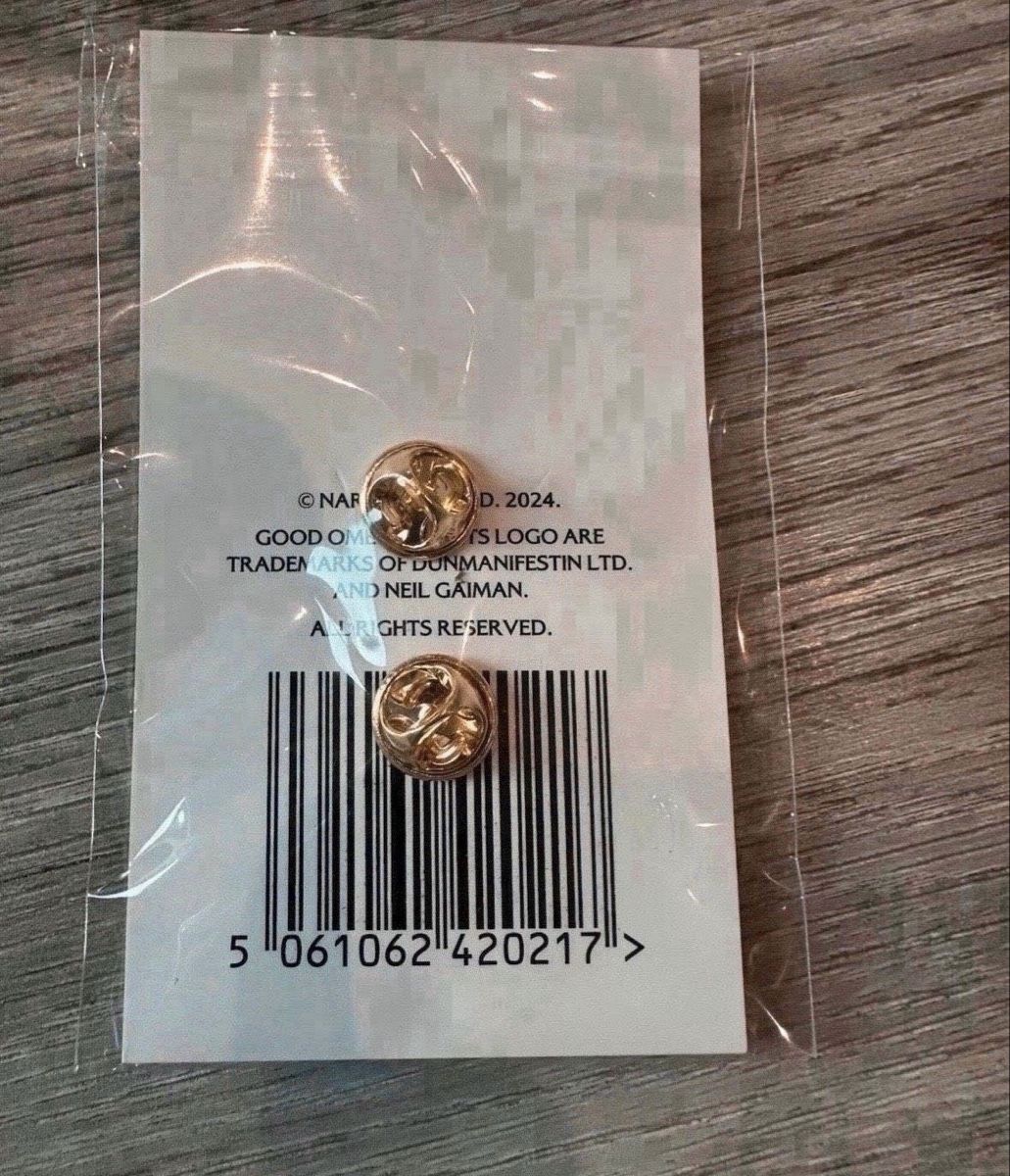 Placchette & Badge: Original Good Omens Comic Buch Pin - Aziraphale – Nuovo e nell'imballaggio originale da Balgach venduto da ren_xy57 1