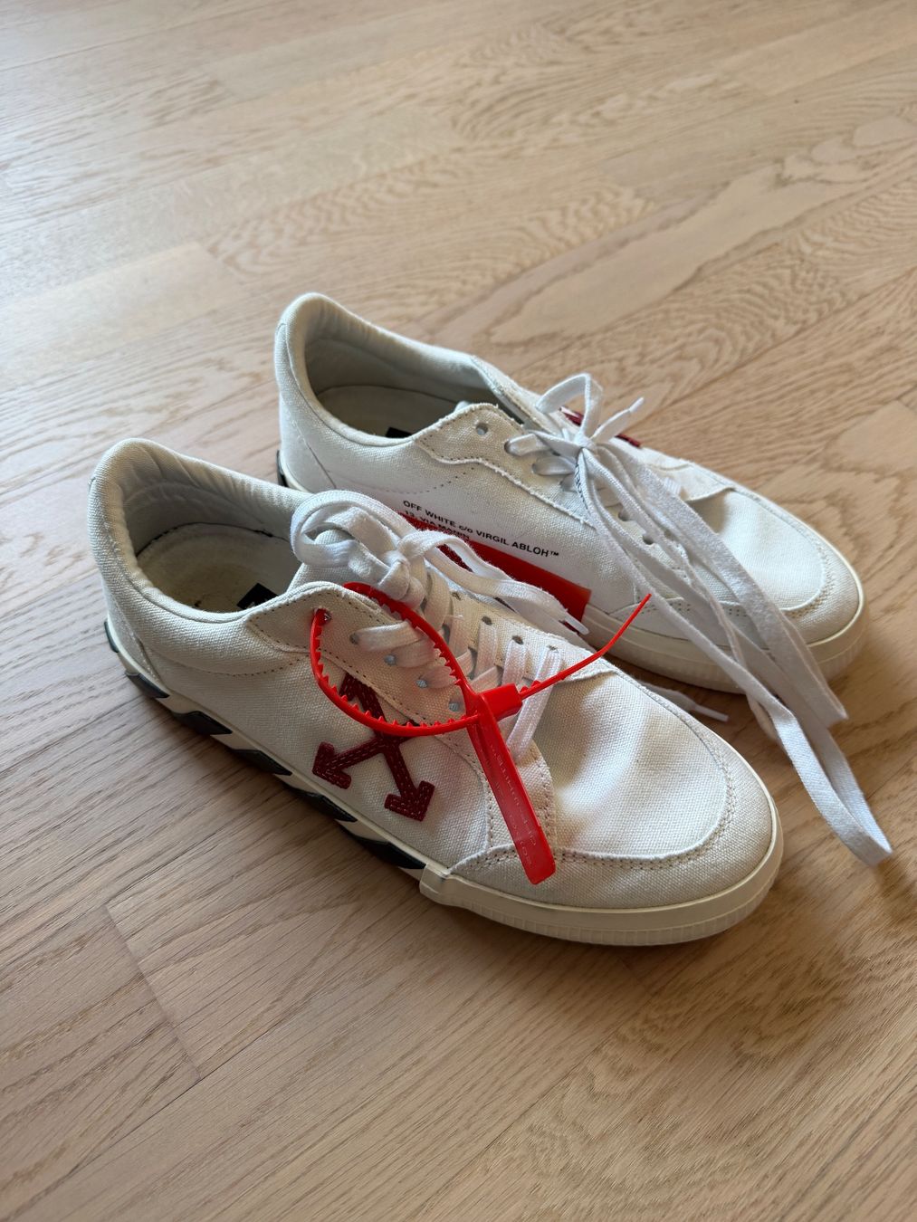 Off-White Scarpe da uomo: Off-White Sneaker, Grösse 40, Top Zustand, Canvas Style – Nuovo (secondo la descrizione) da Hettlingen venduto da blu_tb6z