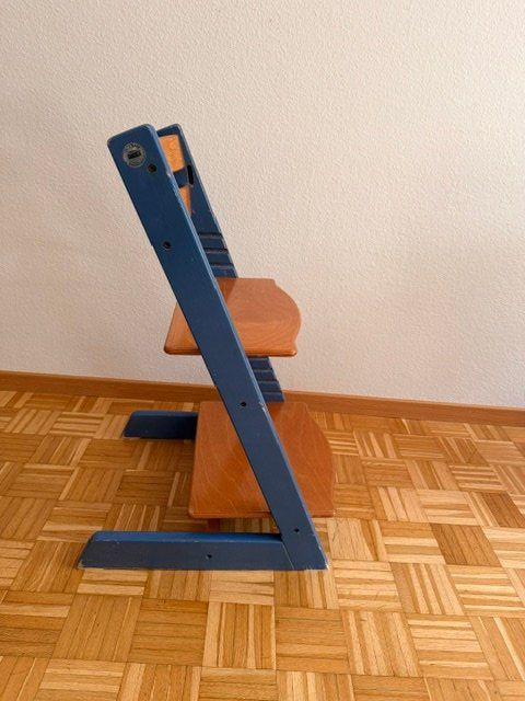 Seggioloni: Kinderhochstuhl blau/Holz, Tripp Trapp – Usato da Zürich venduto da Kuehe 1