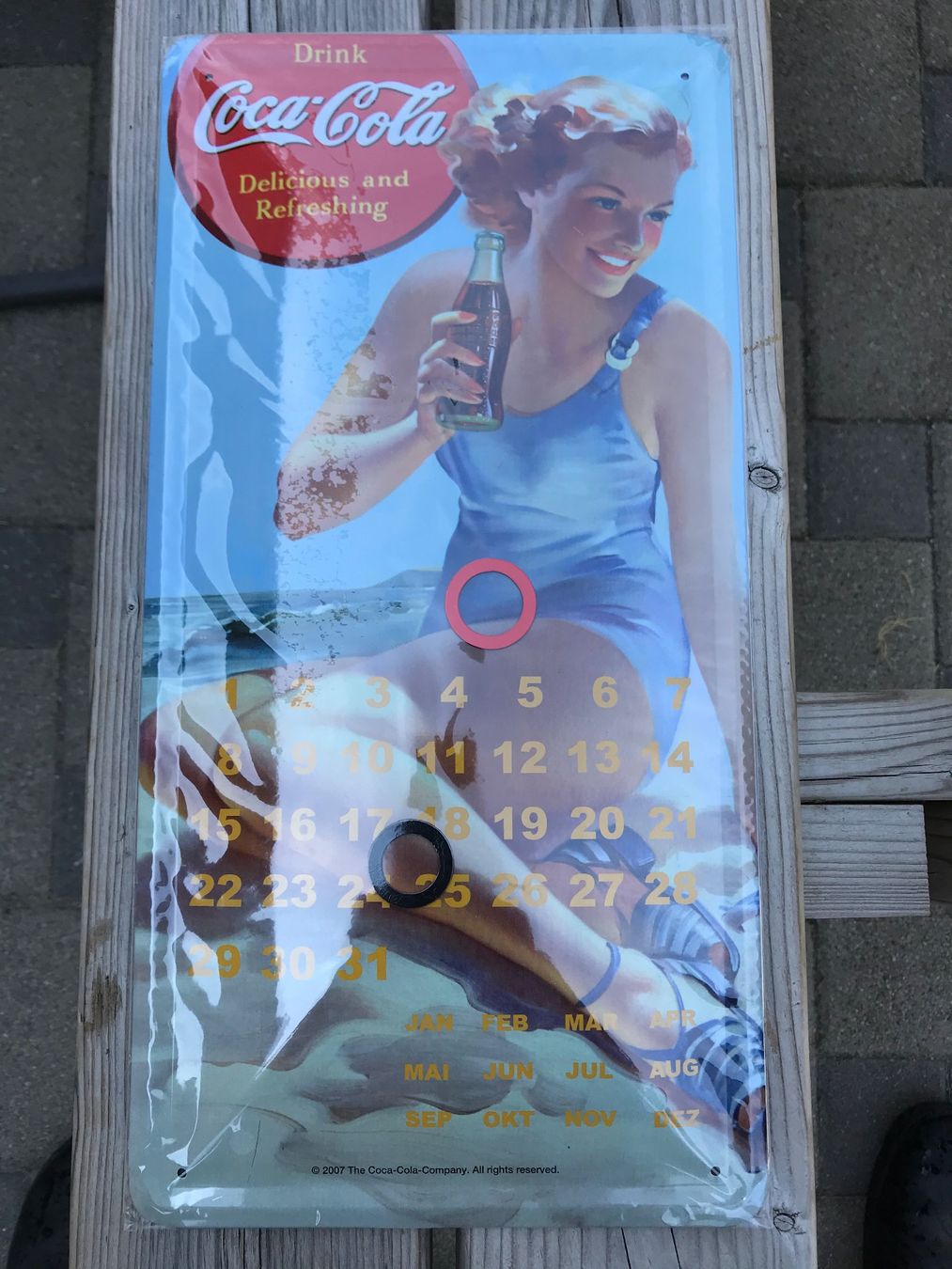 Coca-Cola Insegne: Coca-Cola Nostalgie-Kalender Blechschild Deko – Nuovo e nell'imballaggio originale da Hirschthal venduto da Mulra