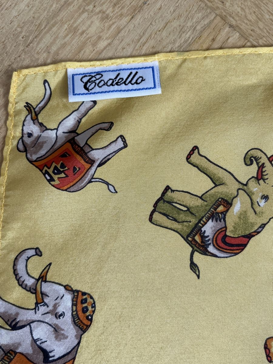 Codello Foulard & Sciarpe: Codello Seidenschal Gelb mit Elefanten, Top Zustand! – Usato da Zürich venduto da Kleanthy 1