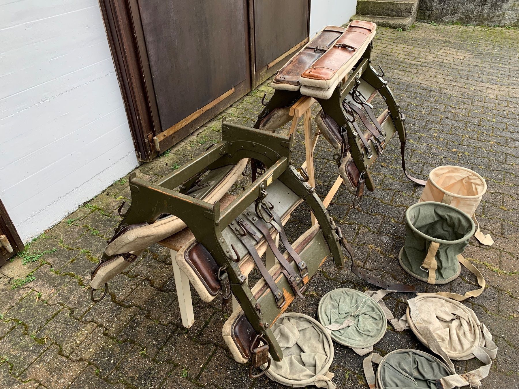 Carrozze: 2 original Bastsättel Schweizer Militär – Usato da Feldbach venduto da Olive1 3
