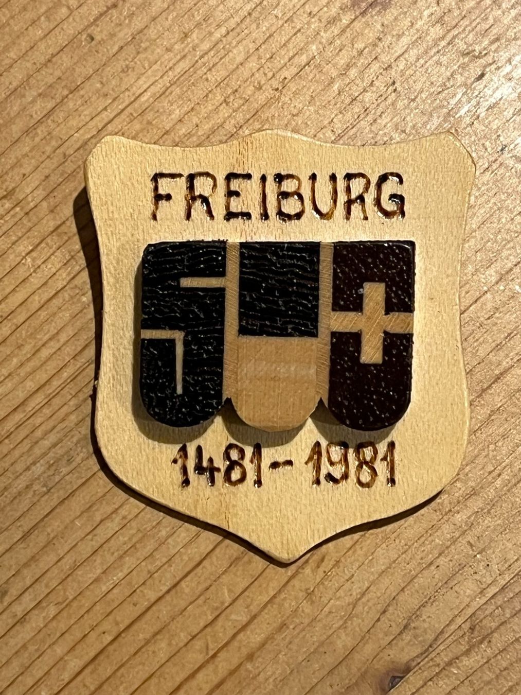 Spille & Fermagli: 2 Broschen aus Holz und Metall – Usato da Fribourg venduto da Kumpaan