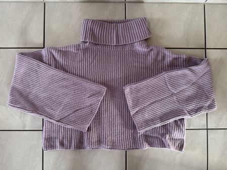Lila Strickpullover mit Rollkragen