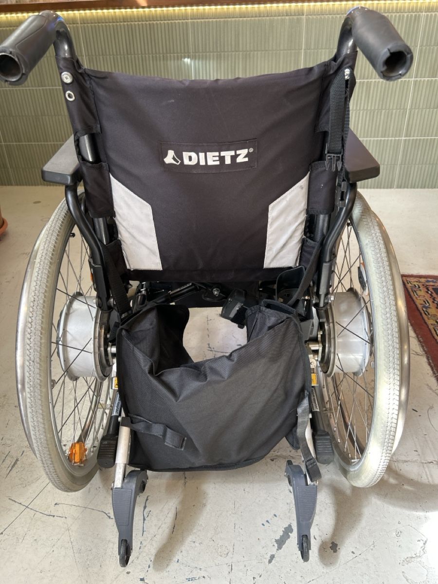 Chaises roulantes: Rollstuhl DIETZ e-fix E25 – D'occasion à Zürich par BashasBrockenhaus 3