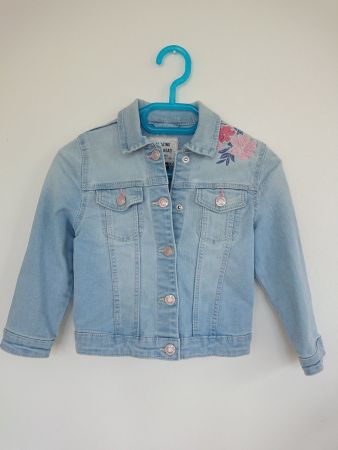 Mädchen Jeans Jacke C&A Gr. 104 Hellblau mit Blumenstickerei
