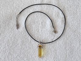 📿  Halskette mit gelbem Kristallanhänger