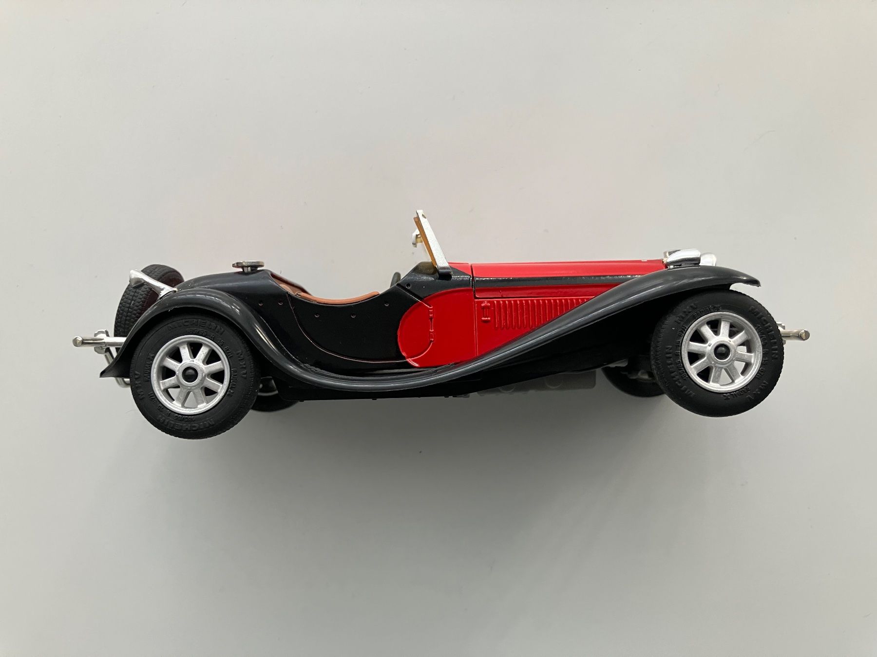 Bugatti Modellini d'auto: Bugatti 55 Roadster Modellauto schwarz/rot – Usato da Zürich venduto da Kue_Zuerich 4