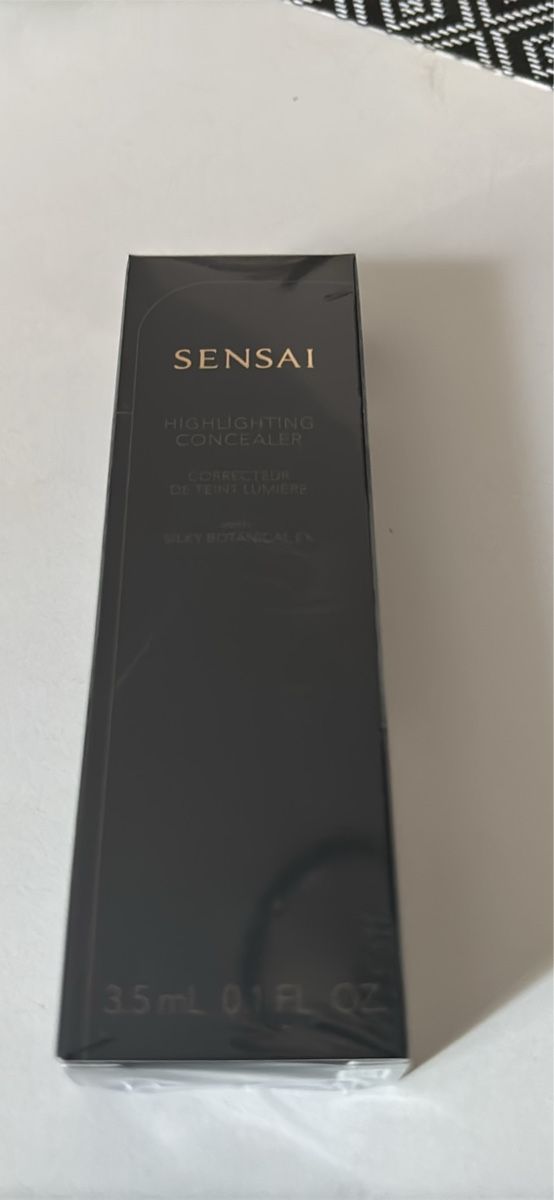 Sensai Make-up: SENSAI Correcteur de teint lumière Neuf  – Nuovo e nell'imballaggio originale da Lausanne venduto da LILI0125