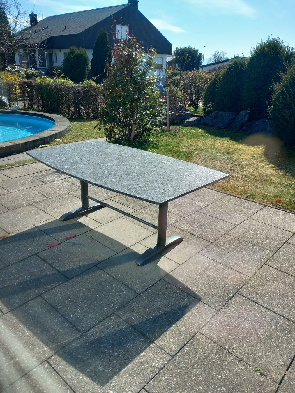 Tavoli: Gartentisch Granit Tischplatte Metallfuss rechteckig – Usato da Winterberg ZH venduto da bella.arnold