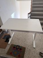 Höhenverstellbarer Tisch mit Handkurbel