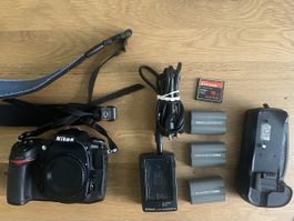 Nikon D300 mit Multifunktionshandgriff und Zubehör