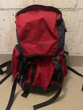 NRG Hike 30 Wanderrucksack, neuwertig, weinrot-schwarz