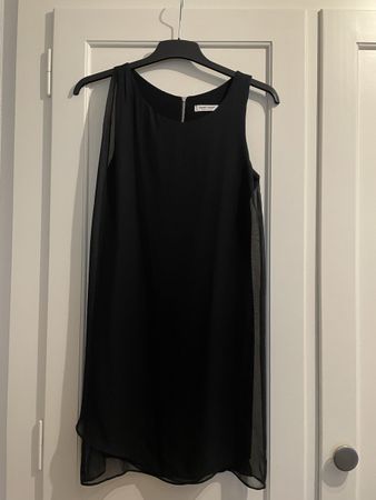 Kurzes schwarzes Kleid, S