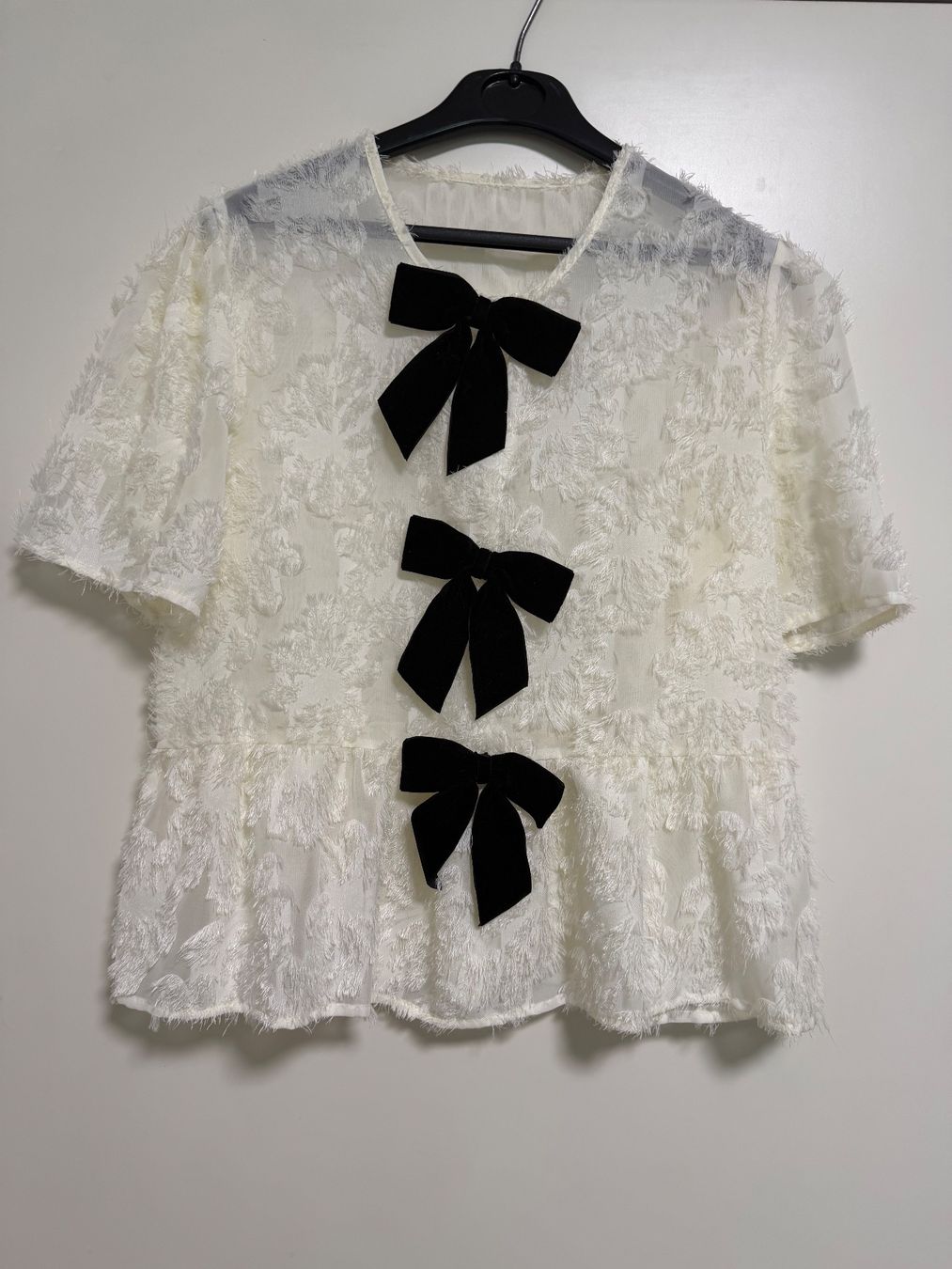 Camicette: Weisse Bluse mit schwarzen Schleifen  Gr M – Nuovo (secondo la descrizione) da Basel venduto da iulia_haul