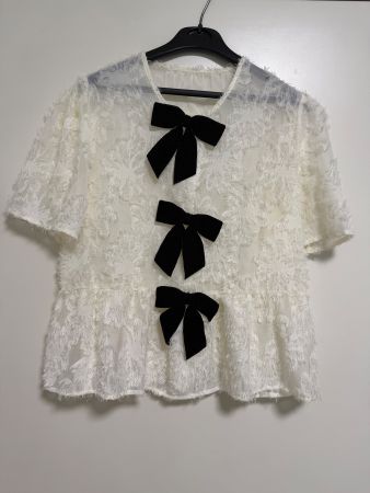 Weisse Bluse mit schwarzen Schleifen  Gr M