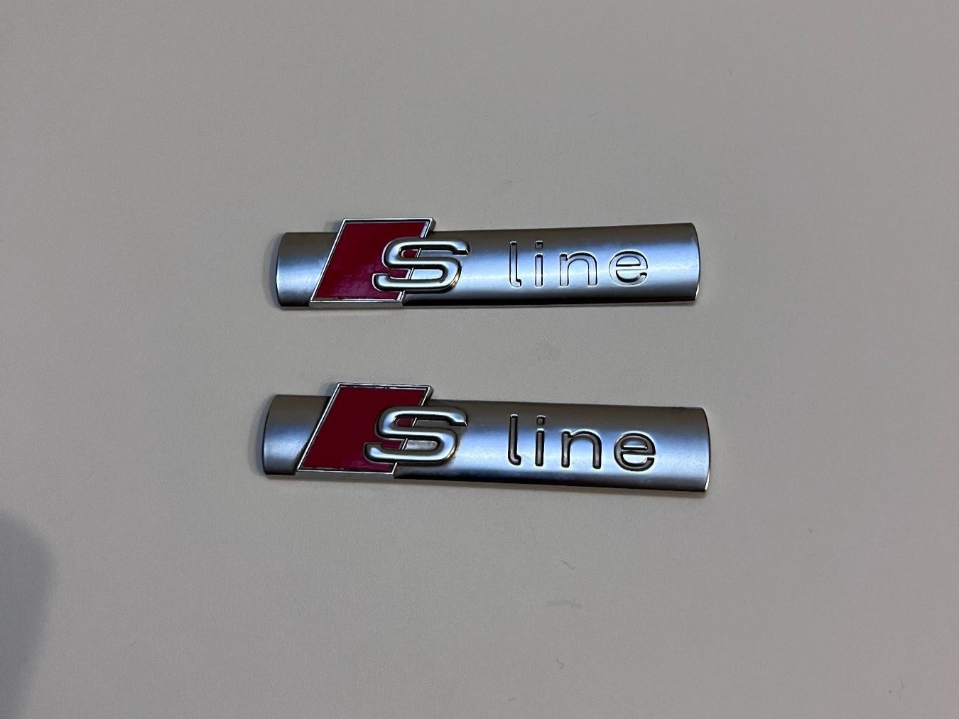 Audi Tutti pezzi di ricambio auto: 2x Original Audi S Line Emblem – Nuovo (secondo la descrizione) da Frauenfeld venduto da isa_9cy7