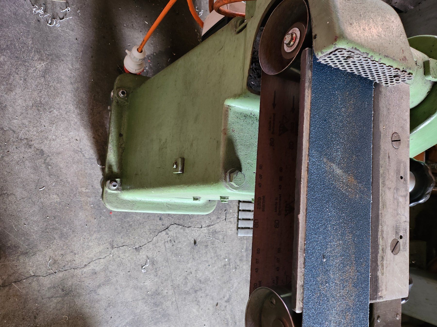 Smerigliatrici & Lucidatrici: BANDSCHLEIFER 380 VOLT, PROFIGERÄT mit 10 Stck. Ersatzbänder – Usato da Romanshorn venduto da Legere8 3
