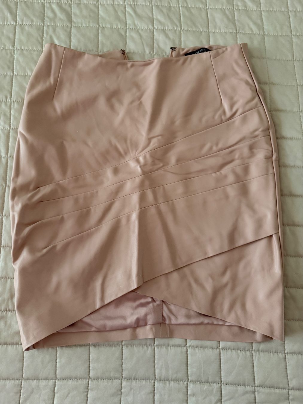 Guess Gonne: Guess Kunstleder Minirock Damen – Usato da Wädenswil venduto da Alice_style