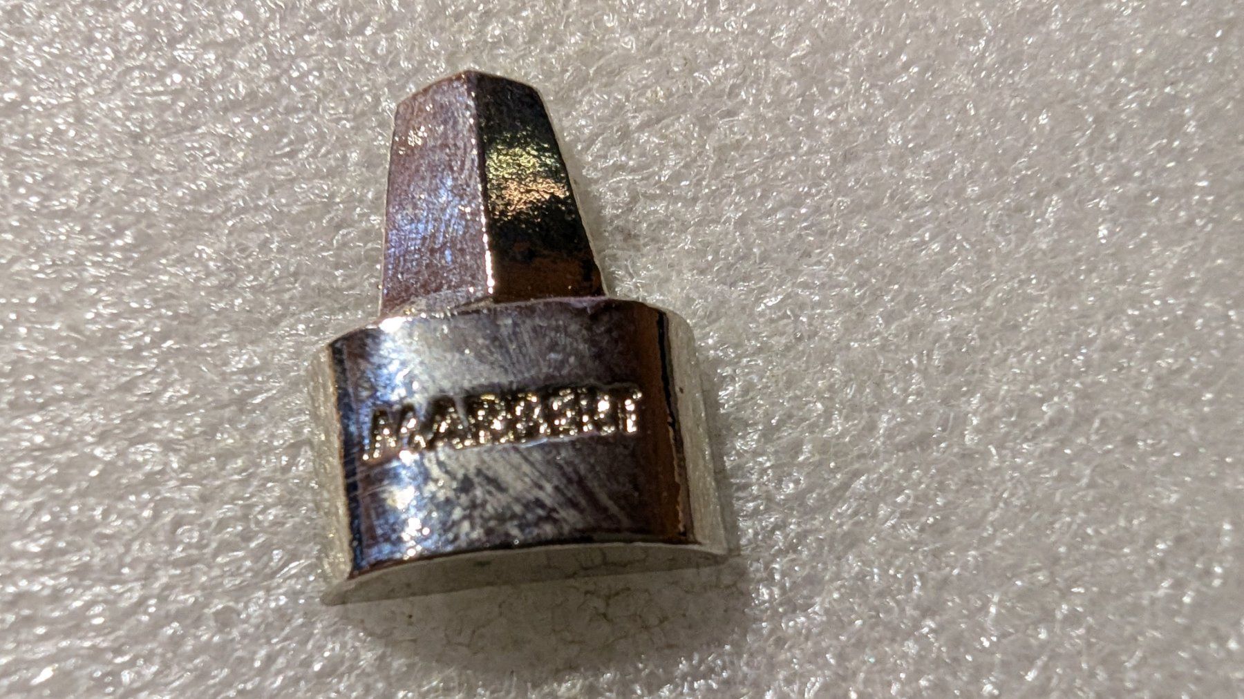 Plaketten & Abzeichen: Ansteckpin 203: Parfüm – Gebraucht aus Oppligen von Pin-Fall-Shop