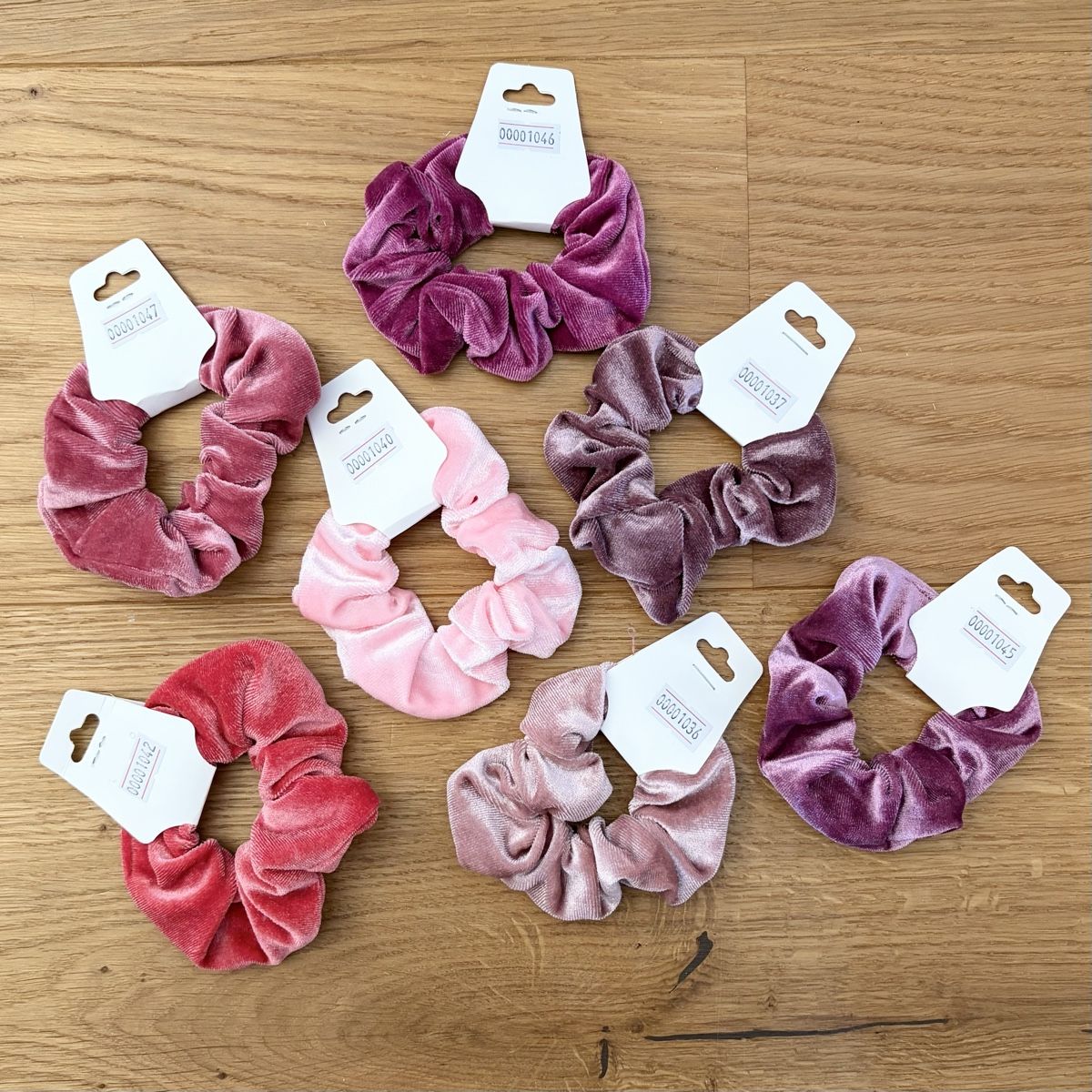 Accessori per capelli: 7 Stk. Samt-Scrunchies, Haargummis, Neu! – Nuovo e nell'imballaggio originale da Hinwil venduto da crn139