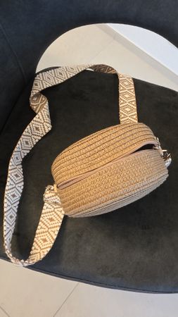 Runde Umhängetasche in Beige mit gemustertem Gurt neu