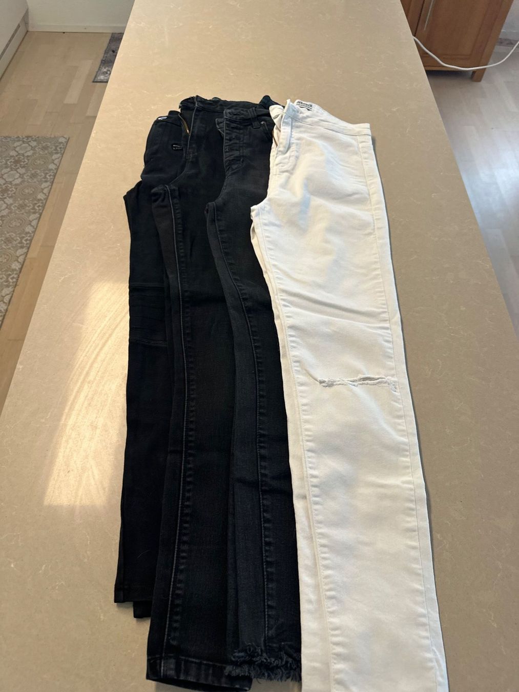 Jeans: 4 Jeans Bundle Schwarz/Weiss Skinny Gr. 38 – Gebraucht aus Weggis von _GMA9