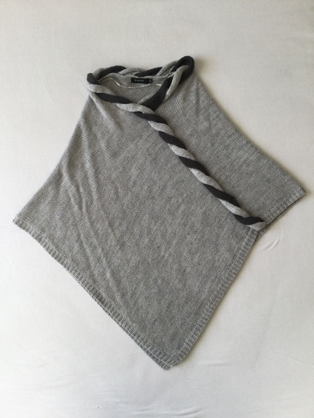 Sonstige Damenmode: Grauer Poncho b.Young – Gebraucht aus Zürich von Janakpur