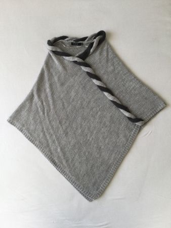 Grauer Poncho b.Young