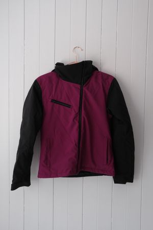 Peak Performance Jacke lila schwarz Grösse 150 gebraucht