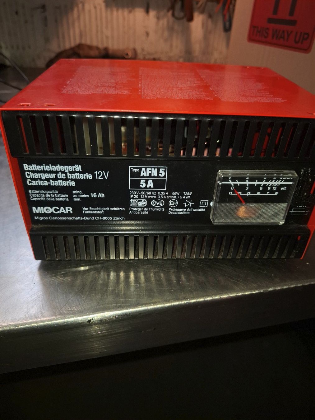 Chargeurs de batterie: Batterie-Ladegerät 12V – D'occasion à Hettlingen par Forest2