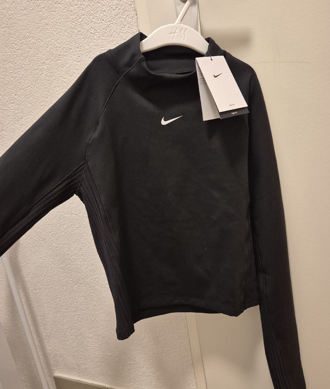 Nike Tops: NEU - Nike Pro Long-Sleeve Top - black – Neu und originalverpackt aus Villars-sur-Glâne von Thalimey