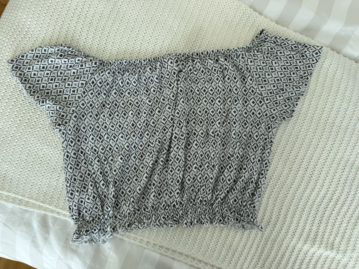 H&M Top: Top mit Muster H&M Grösse S neuwertig – Nuovo (secondo la descrizione) da La Punt Chamues-ch venduto da EliC_8.8. 1