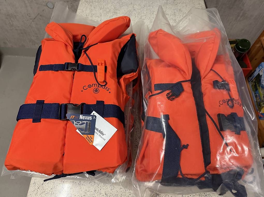 Giubbotti di salvataggio: Rettungsweste von Compass für Kinder – Usato da Weiningen TG venduto da BC-Aler-65