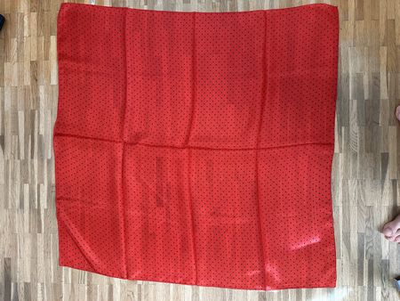 Foulard en soie rouge à pois noirs, été 2023, Made in France