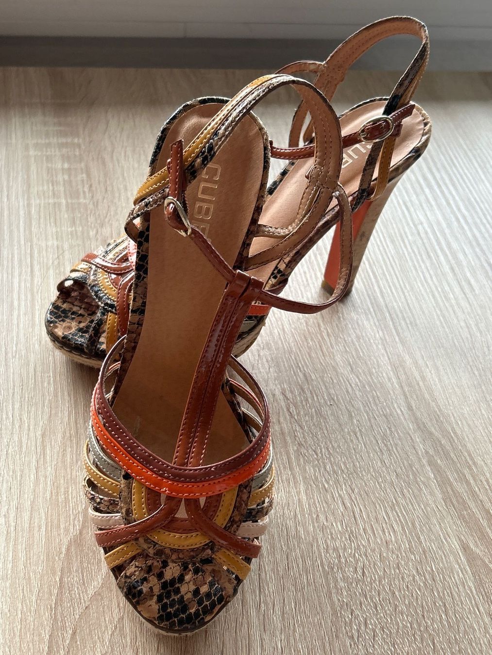 Cube Chaussures femmes: Sandalen mit Absatz mehrfarbig von Cube Gr. 39 – D'occasion à Brunnen par Nala2929 3