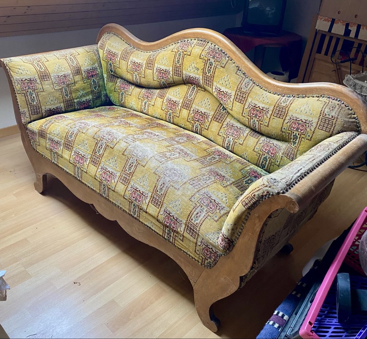 Sofas: Sofa Antik gemustert Holzrahmen Restaurationsbedürftig – Defekt aus Kirchdorf BE von Teamfanki 1