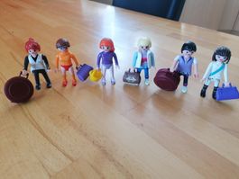 6 Damen oder Mädchen mit Reisegepäck,    ganz und sauber