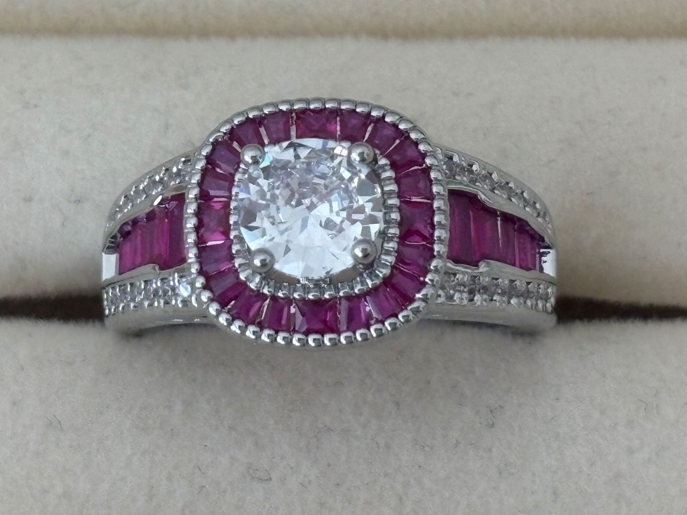 Bagues: Luxus Elegante Gr.19/9 Ring Farbe: Silber / Rot – Neuf (Voir description) à Biel-Bienne par Roserosse13