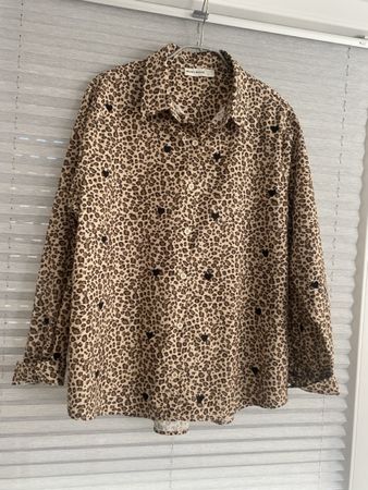 Chemisier femme tendance motifs brun et cœurs noirs brodés L