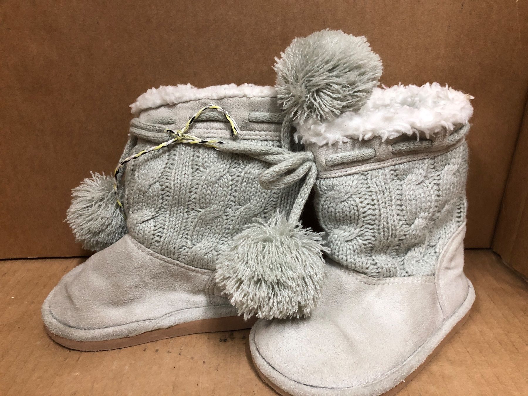 Scarpe per ragazzi: Kuschelige Winterstiefel Gr. 22/23 mit Bommeln – Usato da Eschlikon TG venduto da RamonaSt 1
