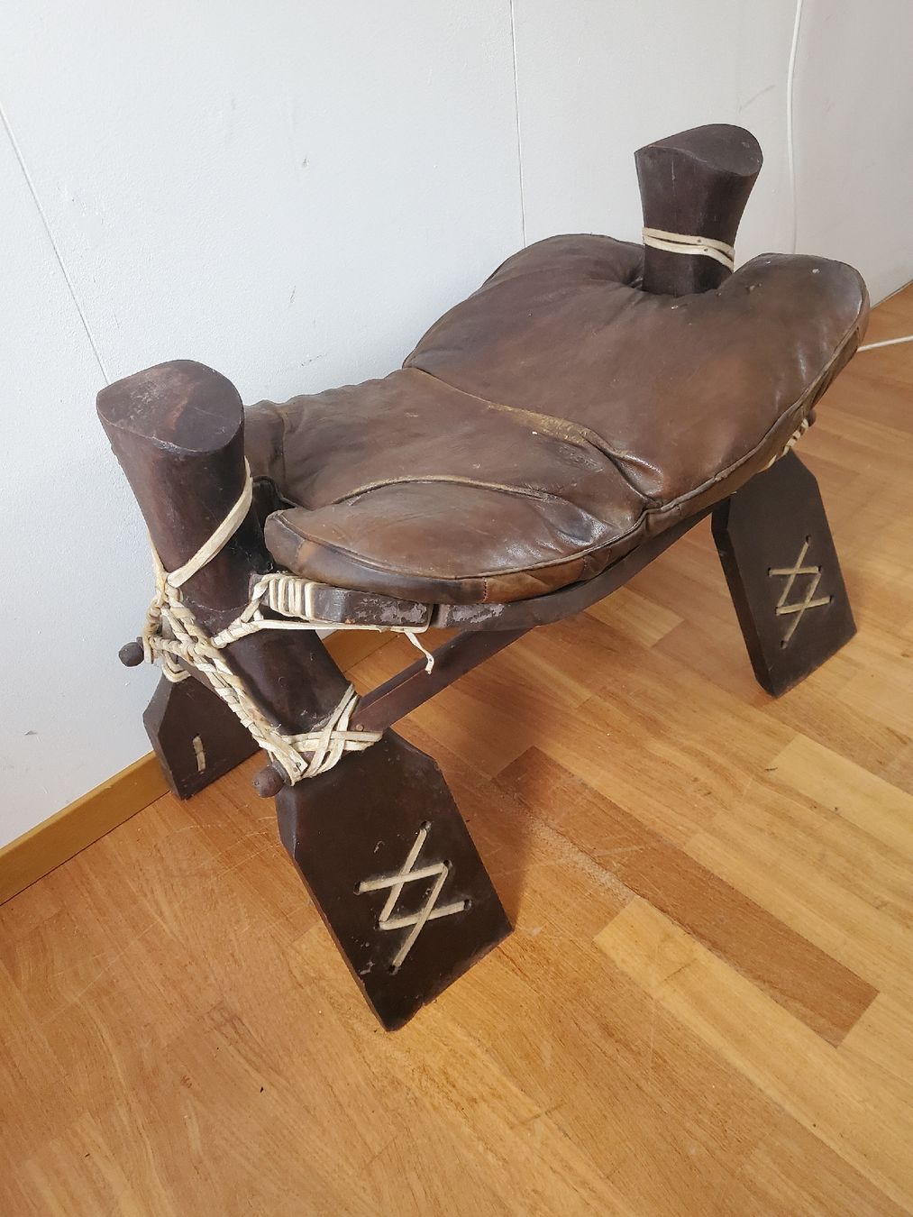 Sgabelli: Schöner Kamelhöcker, sehr bequem, Leder & Holz – Usato da Einsiedeln venduto da high5 1