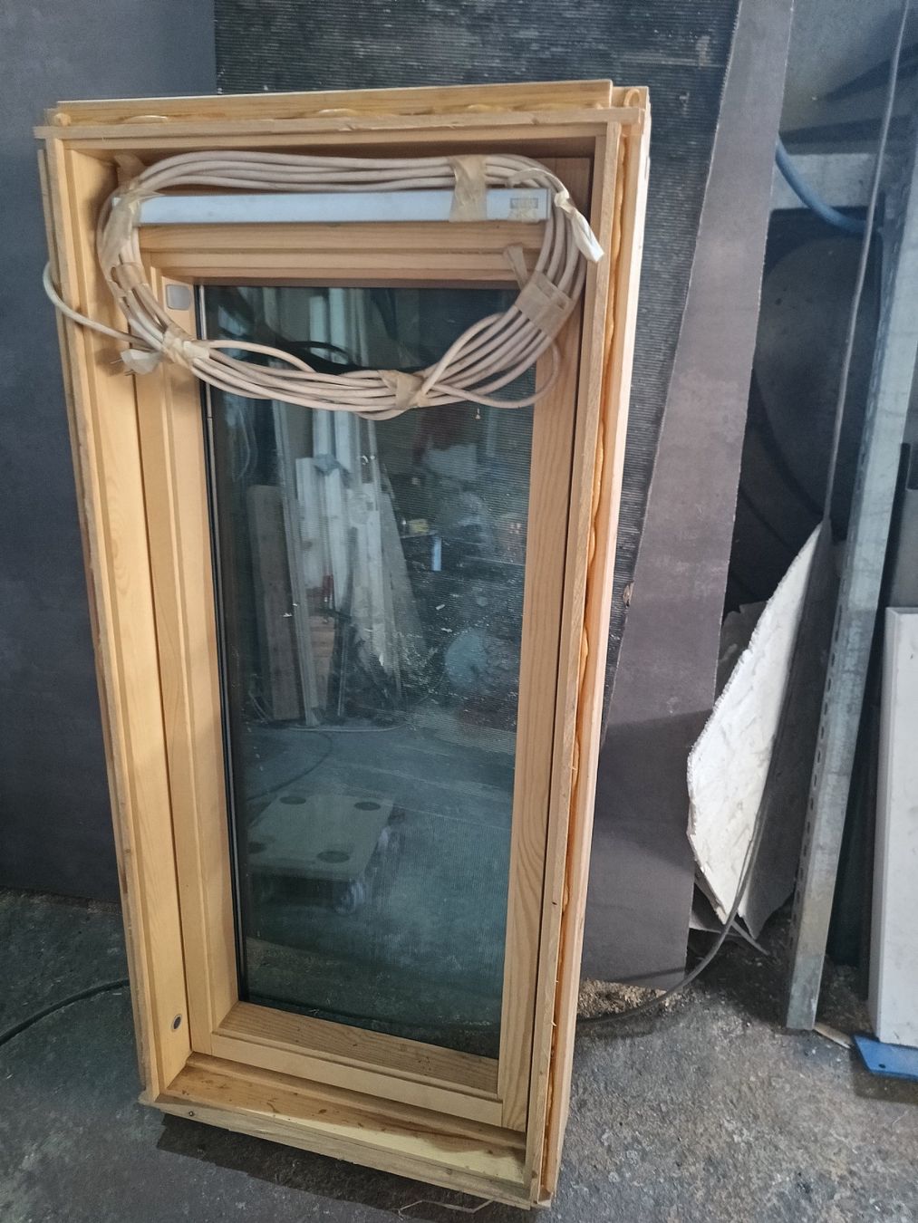 Finestre: Velux Integra : Fenêtre de toit télécommandée en bois – Usato da Romont FR venduto da moto41 2